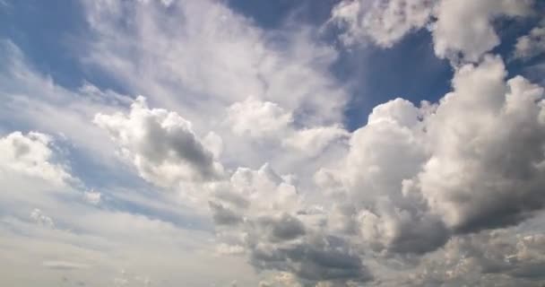 シリーズSKYクリア美しい雲青い空と雲4K太陽時間経過雲4kロールパフィー積雲リラクゼーション天気劇的な美しさ色の雰囲気背景ビデオループ — ストック動画