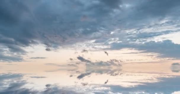 Fundo futurista que consiste em Time lapse clip de nuvens brancas fofas sobre o céu azul e sua reflexão, loop de vídeo — Vídeo de Stock