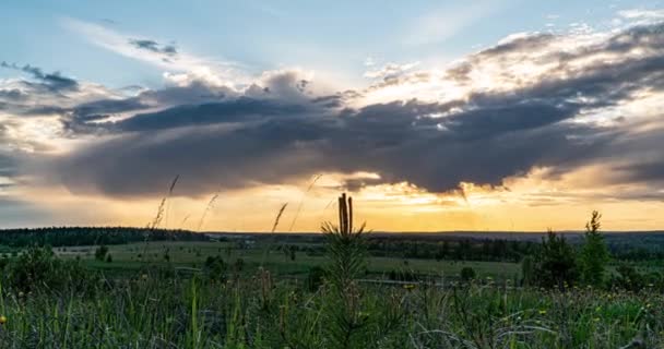 Belle soirée coucher de soleil, laps de temps, mouvement des nuages d'un niveau différent contre le soleil couchant — Video