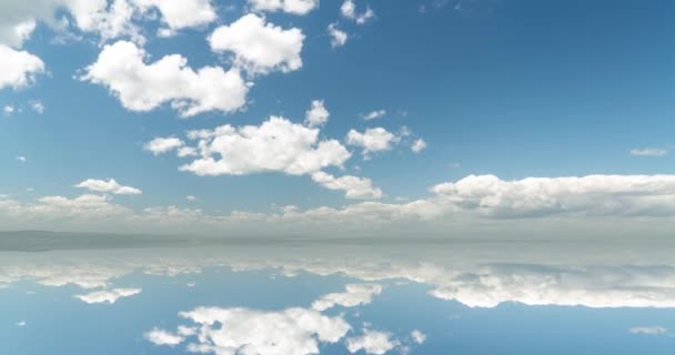 Fundo futurista que consiste em Time lapse clip de nuvens brancas fofas sobre o céu azul e sua reflexão, loop de vídeo — Vídeo de Stock