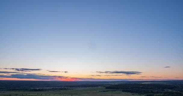 4K Time lapse, mooie hemel met donkerblauwe wolken achtergrond, Hemel met wolken weer natuur wolk blauw, Blauwe lucht met wolken en zon, Wolken bij zonsopgang. — Stockvideo