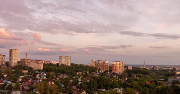 Le début du crépuscule à l'heure du coucher du soleil dans la ville, paysage urbain du soir, laps de temps — Video