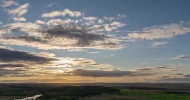 Hermosa vista del campo salvaje durante el atardecer, lapso de tiempo, nubes de diferentes niveles se mueven a la cámara, hermosa puesta de sol — Vídeo de stock