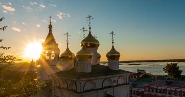 Nizhny Novgorod, Rússia, Igreja de São João Batista, lapso de tempo ao pôr do sol, O sol passa pelas janelas do templo, bela paisagem noturna com uma igreja ortodoxa — Vídeo de Stock