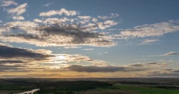 Piękny widok na dzikie pole podczas zachodu słońca, upływ czasu, chmury o różnych poziomach poruszają się do kamery, piękny zachód słońca — Wideo stockowe