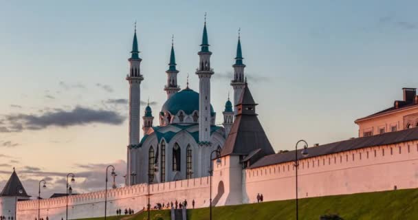 Ryssland, Kazan, kvällstid förfaller med vackra Kul Sharif moskén, sommar stadsbild i Kazan — Stockvideo