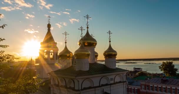 Nižný Novgorod, Rusko, Kostel sv. Jana Křtitele, časový odstup při západu slunce, Slunce prochází okny chrámu, Krásná večerní krajina s pravoslavným kostelem — Stock video