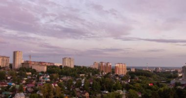 Şehirde günbatımında alacakaranlık, akşam manzarası, zaman aşımı.