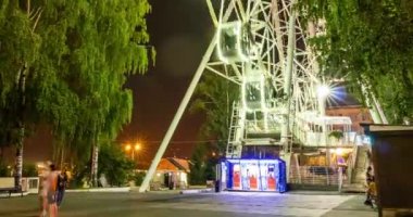 Wiener Riesenrad, Prater 'da gece programında. Avusturya' nın en eski ve en büyük dönme dolabı. Viyana şehrinin sembolü. Parktan görüntüle