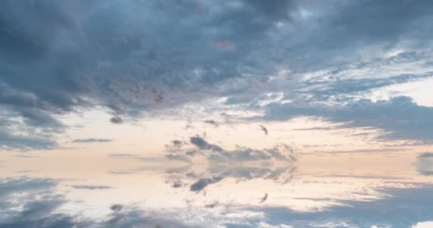 Futuristische achtergrond bestaande uit Time lapse clip van witte pluizige wolken boven de blauwe hemel en hun reflectie, video loop — Stockvideo