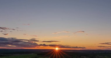 Sahada şafak söküyor, güzel sonbahar şafağı