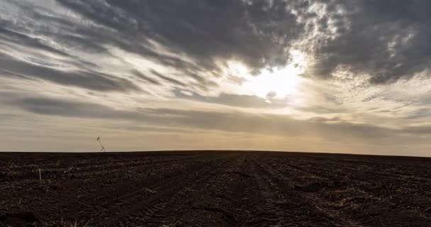 Time lapse in de herfst geploegd veld, veld na oogst, hyperlapse, tragische herfst hemel — Stockvideo