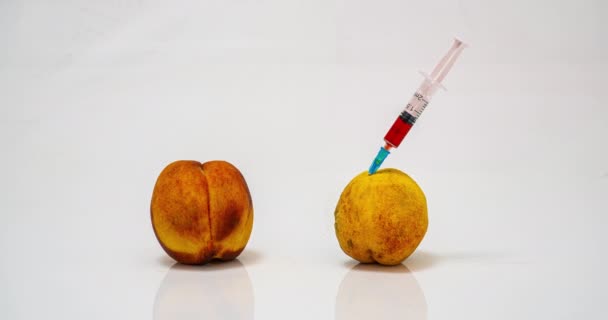 注射器で桃を腐らせる時間の経過薬物中毒の害と体への悪い習慣の有害な影響の概念 — ストック動画