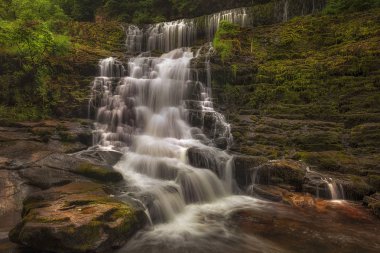 Sgwd Clun Gwyn Batı bankadan yakınındaki Güney Galler, İngiltere'de Pontneddfechan Mellte Nehri üzerindeki üst bölümünde.