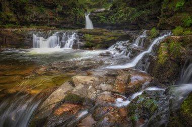 Şelale ülke Panwar veya Sgwd y Pannwr Pontneddfechan Güney Galler, İngiltere'de yakınındaki Mellte Nehri üzerindeki alt Clun Gwyn şelale üzerinde yakınındaki Güney Walessgwd ISAF Clun Gwyn.