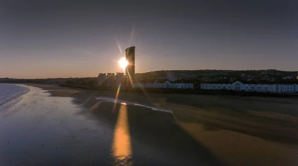 Redakcji Swansea Lipca 2018 Słońce Rozrywające Zza Wieży Meridian Osiedlu — Zdjęcie stockowe