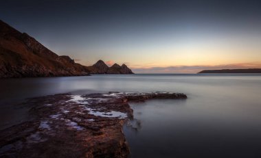 Akşam saatlerinde üç kayalıklarla Bay Gower yarımadasındaki, Swansea, Güney Galler, İngiltere