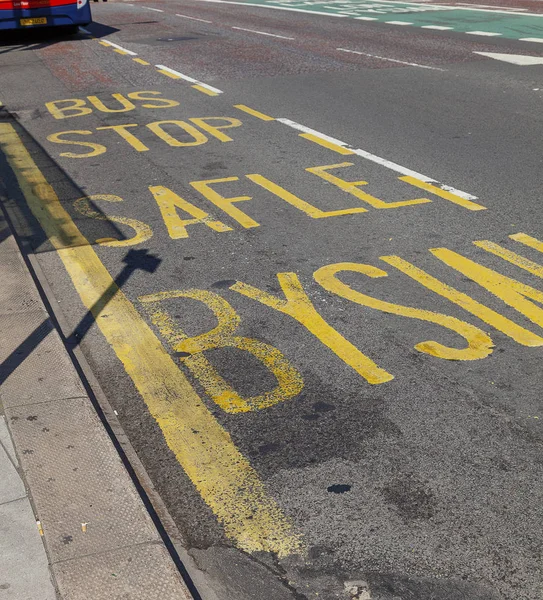 Marquage Voie Arrêt Autobus Bilingue Gallois Anglais Peinture Jaune Sur — Photo