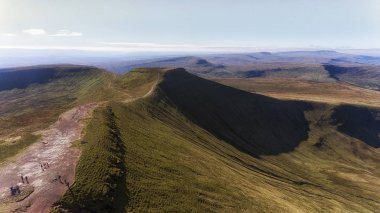 Editoryal Brecon, İngiltere - 26 Eylül 2018: Güney Galler Brecon Beacons, Pen y fan (886 metre) ve Mısır ddu (873 metre yüksek dağların doruklarına)