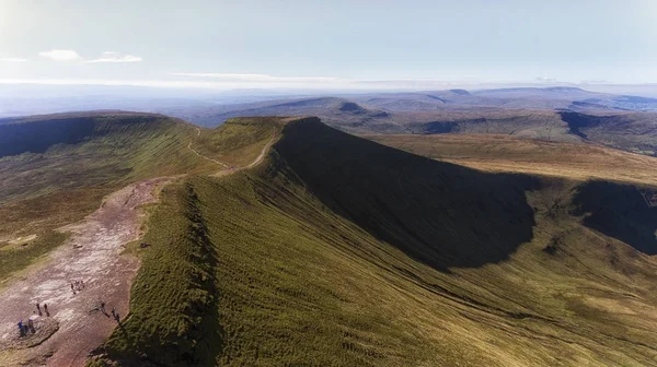 Editoryal Brecon, İngiltere - 26 Eylül 2018: Güney Galler Brecon Beacons, Pen y fan (886 metre) ve Mısır ddu (873 metre yüksek dağların doruklarına)