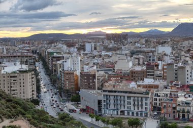 Editoryal Alicante, İspanya - 14 Ekim 2018: Av Alfonso El Sabio Alicante, bir ana alışveriş alanları ve şehrin içinden arteryel bir cadde.