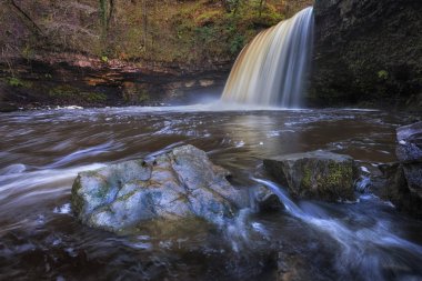 Bayan Falls veya Afon Pyrddin şelale ülke olarak bilinen Pontneddfechan, South Wales, yakınındaki nehirde Sgwd Gwladus olarak bilinen bir şelale