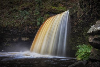 Uzun süreli yağış Afon Pyrddin şelale ülke olarak bilinen Pontneddfechan, South Wales, yakınındaki nehirde sonra Bayan Falls veya Sgwd Gwladus olarak bilinen şelale