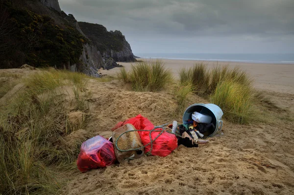 Gönüllü Korumacılar Plastik Atık Muhteşem Kayalıklarla Körfezi Çevresinde Plajları Gower — Stok fotoğraf