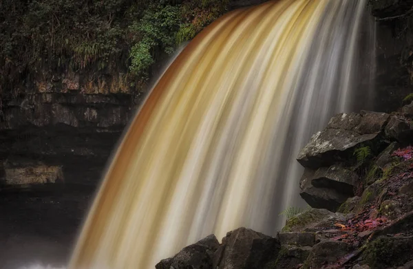 川別れれ Pyrddin Pontneddfechan ニューサウス ウェールズ州の滝国として知られている近くの長期降雨後女性滝または Sgwd Gwladus として知られている滝 — ストック写真