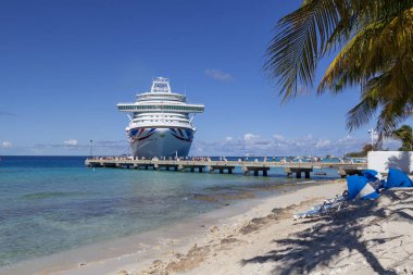 Editoryal Grand Turk, Karayipler - 18 Ocak 2019: P&O yolcu gemisi Azura ve Karayipler'deki Turks ve Caicos Adaları yolcuları