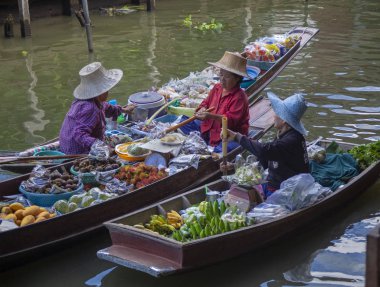 Editoryal Bangkok, Tayland - 1 Temmuz 2015: Bangkok, Tayland Damnoen saduak yüzen pazar renkli koşuşturma ve koşuşturma.