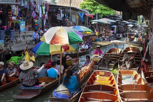 Editoryal Bangkok, Tayland - 1 Temmuz 2015: Bangkok, Tayland Damnoen saduak yüzen pazar renkli koşuşturma ve koşuşturma.