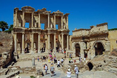 Editoryal Efes, Türkiye, - 24 Ağustos 2012: Celsus Kütüphanesi, Anadolu Efes'te eski bir Roma binasıdır.. 