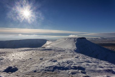 Mısır Du 'da kış karı, Pen y Fan' ın yanında, Güney Galler 'deki Brecon Beacon dağlarının en yüksek zirvesi, Uk 