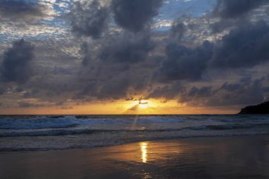 Phuket adasında Karon sahilde gün batımı, Tayland.