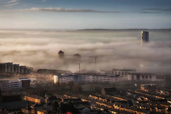 编辑斯旺西 2018年1月01日 一个不寻常的清晨浓雾或海雾吞没了斯旺西市 南威尔士 英国只有几个高大的建筑物显示通过 — 图库照片