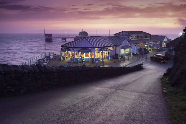 Editoryal, Swansea, İngiltere - 22 Şubat 2019: Viktorya tarzı Beach Hut Cafe ve eğlence çarşısı Mumbles İskelesi ve deniz fenerinin yanında yer alan Mumbles'ın yenilenmiş iskelesinin yeni bir özelliğidir. 