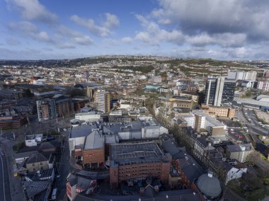 Editoryal Swansea, İngiltere - 17 Mart 2019: Şehrin aşağı güney tarafında ünlü Wind Street ve Townhill / Mayhill konut mülkleri gösteren.