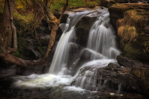 ウェールズ南部の谷 英国のマーシール ティドフィルの近く ブレイン グリンの一連の密接に接続された滝の1つ — ストック写真
