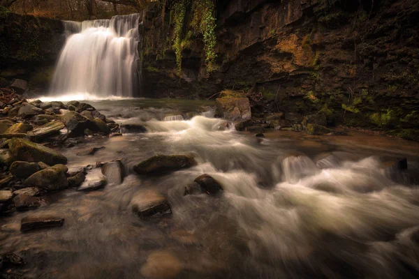 サウスウェールズ州のブレコン地域にある多くの美しい無名の滝の一つ — ストック写真