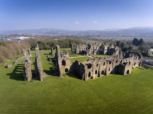 Skewen, Swansea, İngiltere'deki Neath Abbey manastırının kalıntılarının havadan görünümü