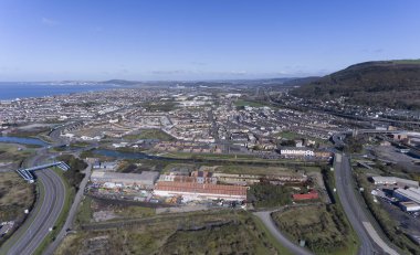 Editoryal Port Talbot, İngiltere - 23 Mart 2019: Port Talbot çelik kasaba Aberavon Beach kıyı şeridinde Sandfields konut emlak gösteren.