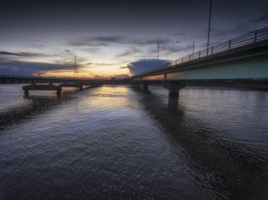 A484 ve Güney Galler Llanelli Swansea Loughor haliç üzerinden demiryolu hattı geçiş, İngiltere