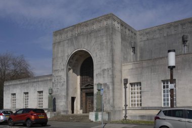 Editoryal Swansea, İngiltere - 12 Nisan 2019: Guildhall, Percy Thomas tarafından tasarlanan ve 1934 yılında açılan Swansea Şehir ve İlçe Sili Konseyi'nin ana ofis binalarından biridir.