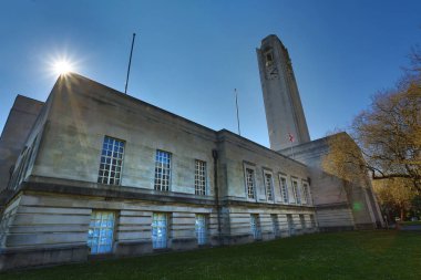 Editoryal Swansea, İngiltere - 12 Nisan 2019: Guildhall, Percy Thomas tarafından tasarlanan ve 1934 yılında açılan Swansea Şehir ve İlçe Sili Konseyi'nin ana ofis binalarından biridir.