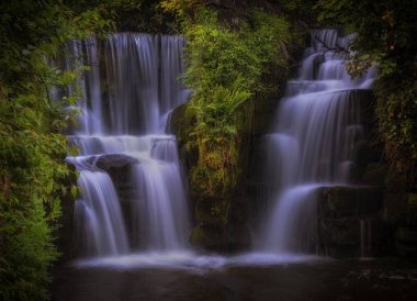Afon Llan nehri üzerindeki Penllergare Valley Woods şelalesi, Swansea, İngiltere'deki M4 otoyolunun 47 numaralı kavşağından kolayca ulaşılabilir.