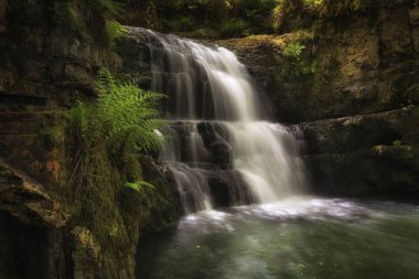Dinas Rockthe Sychryd Cascades arkasındaki şelale, (Sgydau Sychryd Galce) Dinas Kayası, Pontneddfechan, Güney Galler, İngiltere yakınlarındaki şelale ülke denilen alanda şelaleler bir dizi