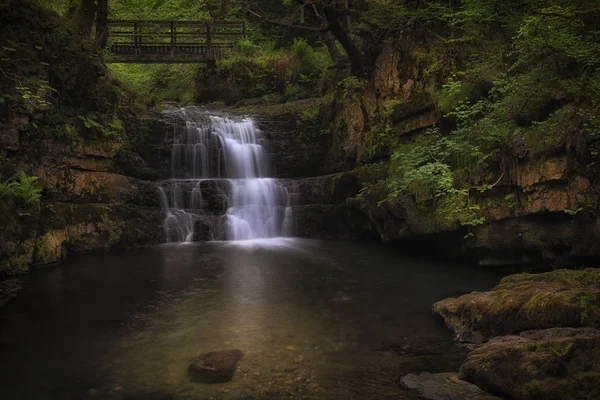 迪纳斯岩瀑布西赫里德级联 Sgydau Sychryd 在威尔士 一组瀑布在该地区称为瀑布国家附近的迪纳斯岩 庞特德夫坎 南威尔士 — 图库照片