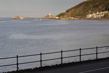 Editoryal Swansea, İngiltere - 07 Temmuz 2019: Swansea, Güney Galler, İngiltere'deki Gower yarımadasındaki Mumbles Deniz Feneri ve Mumbles İskelesi'nin simgesel simgeleri.