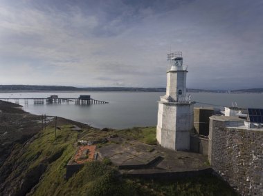Mumbles Deniz Feneri ve Mumbles Swansea, Güney Galler, İngiltere Gower yarımadasında Mumbles Deniz Feneri olan ikonik dönüm noktası pier.